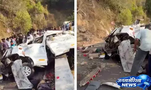 पहाड़ी मोड़ पर Tourist Vehicle पलटने से 9 लोगों की मौत, 4 घायल पहाड़ी मोड़ पर Tourist Vehicle पलटने से 9 लोगों की मौत, 4 घायल
