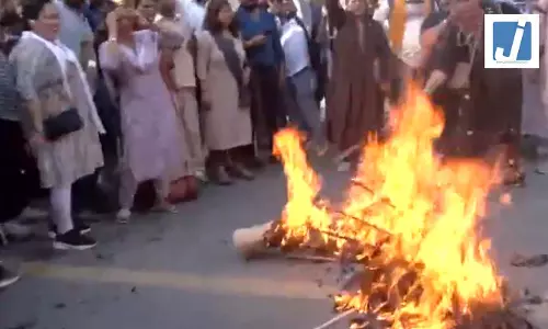 भाजपा की महिला कार्यकर्ताओं ने राहुल गांधी के घर तक विरोध मार्च के दौरान उनका पुतला जलाया