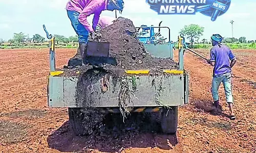 Karnataka : खाद की कीमत में बढ़ोतरी,किसान गाय के गोबर की खाद का सहारा ले रहे Karnataka : खाद की कीमत में बढ़ोतरी,किसान गाय के गोबर की खाद का सहारा ले रहे