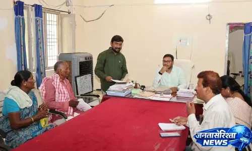 Suryapet Collector ने अधिकारियों से पेंडिंग एप्लीकेशन को सुलझाने का आग्रह किया Suryapet Collector ने अधिकारियों से पेंडिंग एप्लीकेशन को सुलझाने का आग्रह किया