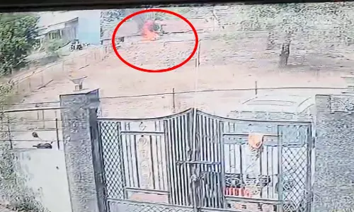 बिलासपुर में दिल दहला देने वाली घटना, युवक ने सड़क पर खुद को लगाई आग बिलासपुर में दिल दहला देने वाली घटना, युवक ने सड़क पर खुद को लगाई आग