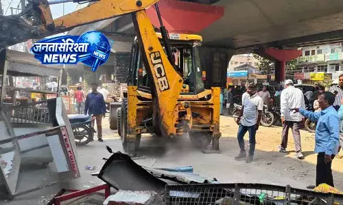 GHMC का फुटपाथ अतिक्रमण के खिलाफ सख्त अभियान तेज GHMC का फुटपाथ अतिक्रमण के खिलाफ सख्त अभियान तेज