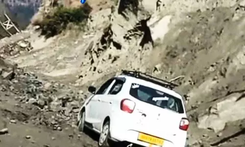 Himachal: मणिकरण-बरशैणी रोड पर लगातार लैंडस्लाइड, कार क्षतिग्रस्त Himachal: मणिकरण-बरशैणी रोड पर लगातार लैंडस्लाइड, कार क्षतिग्रस्त