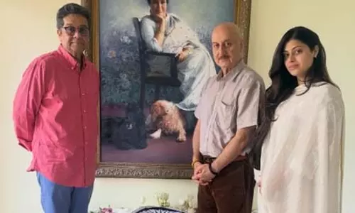 आशा भोसले के घर पहुंचे अनुपम खेर, सन्नाटे में खोजी दिग्गज गायिका की आवाज आशा भोसले के घर पहुंचे अनुपम खेर, सन्नाटे में खोजी दिग्गज गायिका की आवाज