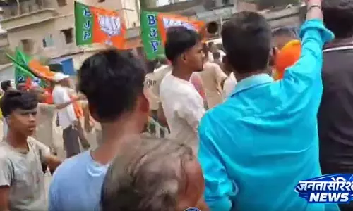 शक्तिगढ़ में TMC और BJP के बीच झड़प, पुलिस स्टेशन के बाहर विरोध प्रदर्शन शक्तिगढ़ में TMC और BJP के बीच झड़प, पुलिस स्टेशन के बाहर विरोध प्रदर्शन