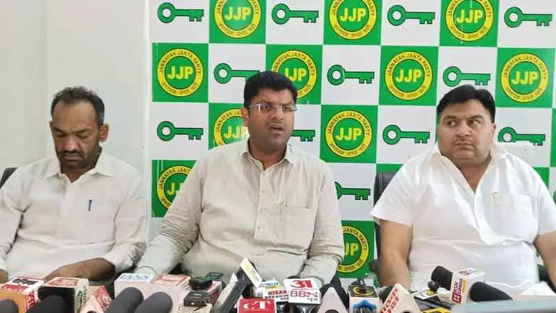 Hisar में CIA गाड़ी ने दुष्यंत चौटाला के काफिले को रोका, विवाद हुआ Hisar में CIA गाड़ी ने दुष्यंत चौटाला के काफिले को रोका, विवाद हुआ