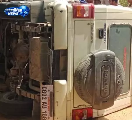 सरकारी गाड़ी पलटने से SDM और पुलिसवाले घायल, बाइक को बचाते-बचाते हुआ हादसा सरकारी गाड़ी पलटने से SDM और पुलिसवाले घायल, बाइक को बचाते-बचाते हुआ हादसा
