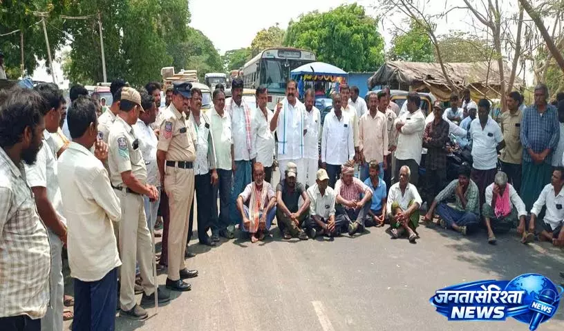मक्का खरीद केंद्र की मांग को लेकर किसानों ने Khammam-Warangal हाईवे जाम किया मक्का खरीद केंद्र की मांग को लेकर किसानों ने Khammam-Warangal हाईवे जाम किया