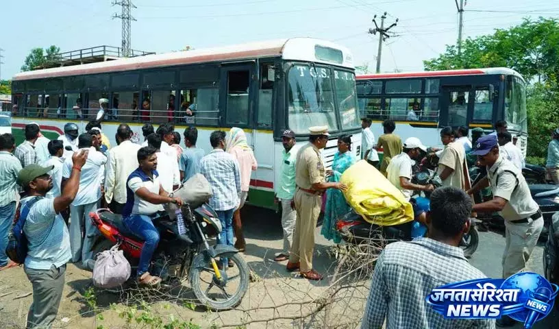 मक्का की समस्या को लेकर किसानों ने नेल्लिकोंडा, नागरकुरनूल में धरना दिया मक्का की समस्या को लेकर किसानों ने नेल्लिकोंडा, नागरकुरनूल में धरना दिया