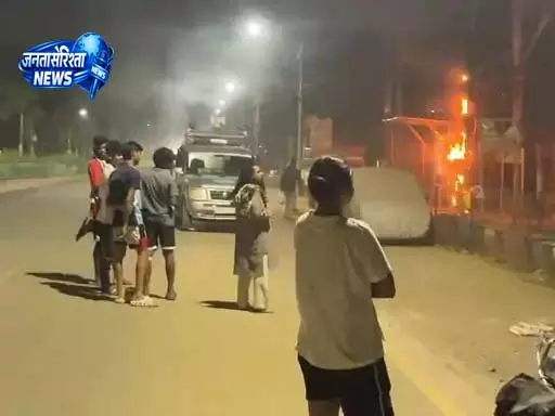 बिजली खंभे में लगी आग, विद्युत विभाग की लापरवाही उजागर बिजली खंभे में लगी आग, विद्युत विभाग की लापरवाही उजागर
