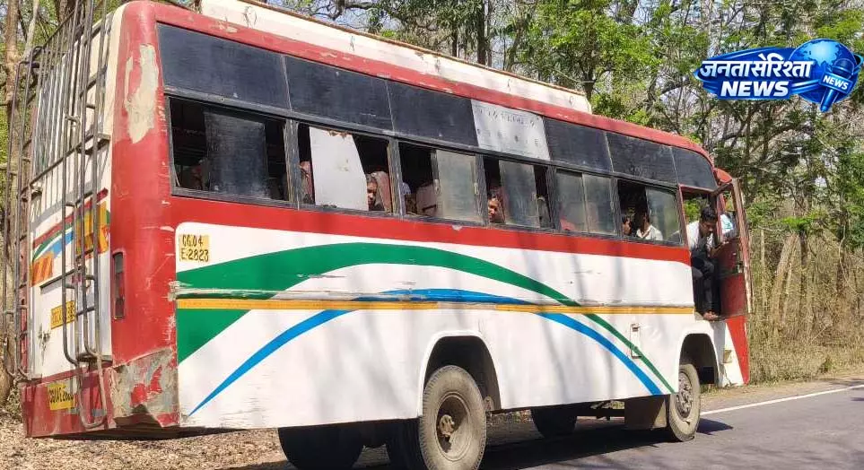रायपुर-देवभोग हाईवे में बसों की चेकिंग, क्षमता से अधिक यात्री बैठा दिए, कटा चालान रायपुर-देवभोग हाईवे में बसों की चेकिंग, क्षमता से अधिक यात्री बैठा दिए, कटा चालान