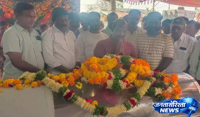 पूर्व विधायक Chirumarthi Lingaiah ने भीक्षम परिवार से सलाह ली पूर्व विधायक Chirumarthi Lingaiah ने भीक्षम परिवार से सलाह ली