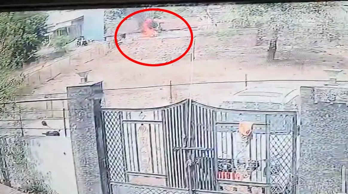 बिलासपुर में दिल दहला देने वाली घटना, युवक ने सड़क पर खुद को लगाई आग बिलासपुर में दिल दहला देने वाली घटना, युवक ने सड़क पर खुद को लगाई आग