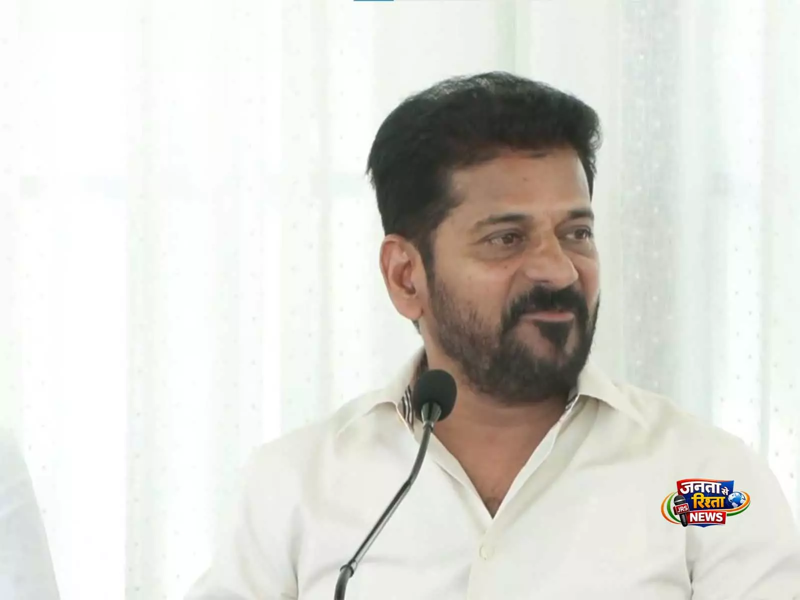 रेवंत रेड्डी ने संविधान संशोधन विधेयक पर BJP पर निशाना साधा रेवंत रेड्डी ने संविधान संशोधन विधेयक पर BJP पर निशाना साधा