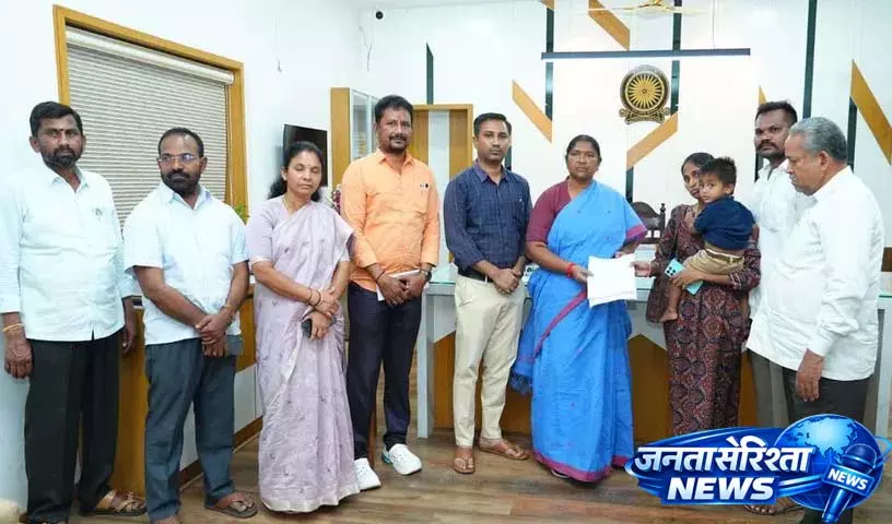 सरकार ने दुर्घटना में घायल Medaram पुजारी की पत्नी को नौकरी दी सरकार ने दुर्घटना में घायल Medaram पुजारी की पत्नी को नौकरी दी