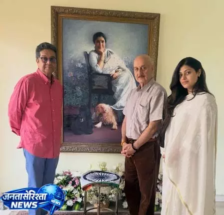 आशा भोसले के घर पहुंचे अनुपम खेर, सन्नाटे में खोजी दिग्गज गायिका की आवाज आशा भोसले के घर पहुंचे अनुपम खेर, सन्नाटे में खोजी दिग्गज गायिका की आवाज