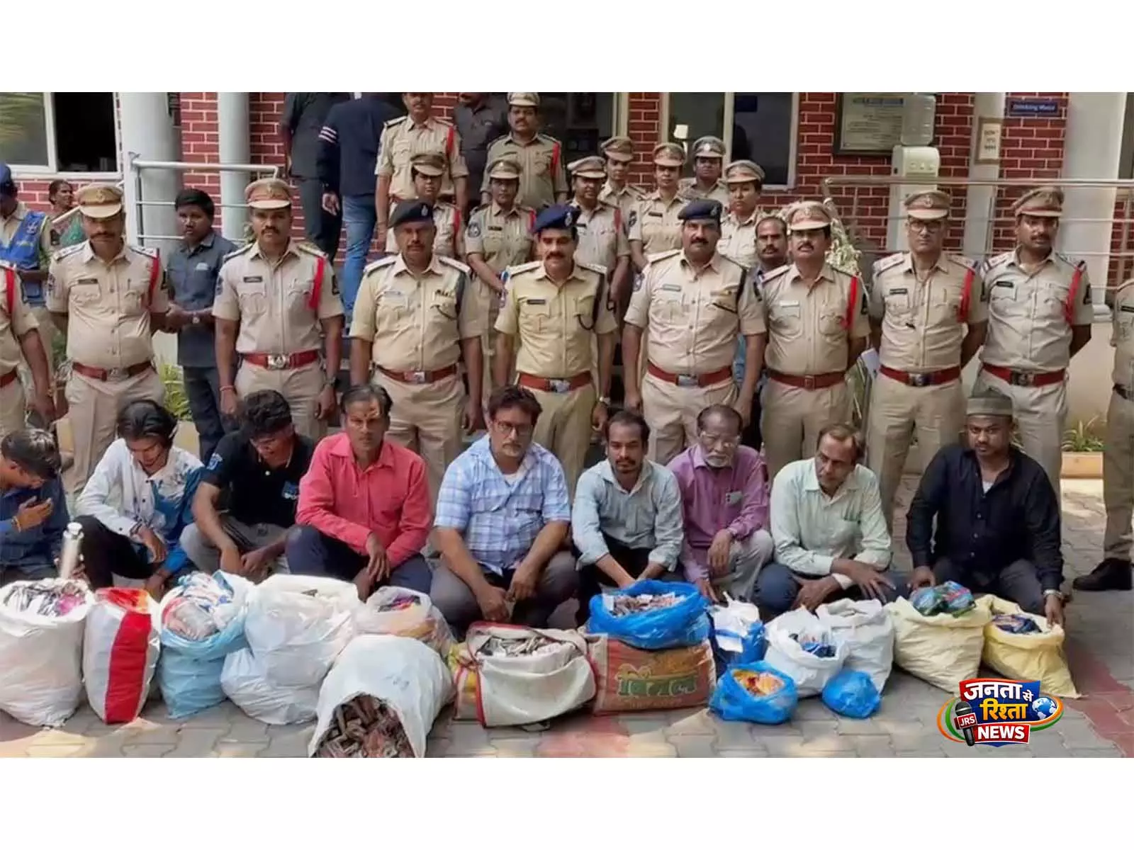Hyderdabad पुलिस ने स्कूलों के पास अवैध तंबाकू उत्पादों की बिक्री पर शिकंजा कसा Hyderdabad पुलिस ने स्कूलों के पास अवैध तंबाकू उत्पादों की बिक्री पर शिकंजा कसा