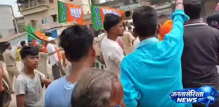 शक्तिगढ़ में TMC और BJP के बीच झड़प, पुलिस स्टेशन के बाहर विरोध प्रदर्शन शक्तिगढ़ में TMC और BJP के बीच झड़प, पुलिस स्टेशन के बाहर विरोध प्रदर्शन