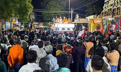 Tamil Nadu : एक्ट्रेस नमिता ने नैना नागेंद्रन के सपोर्ट में वोट जुटाए Tamil Nadu : एक्ट्रेस नमिता ने नैना नागेंद्रन के सपोर्ट में वोट जुटाए