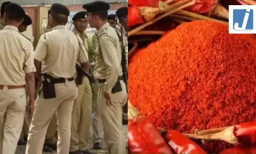 पांच साल के बच्चे को उतारा मौत के घाट, आंखों में मिर्च पाउडर झोंका, डंडे से भी वार पांच साल के बच्चे को उतारा मौत के घाट, आंखों में मिर्च पाउडर झोंका, डंडे से भी वार