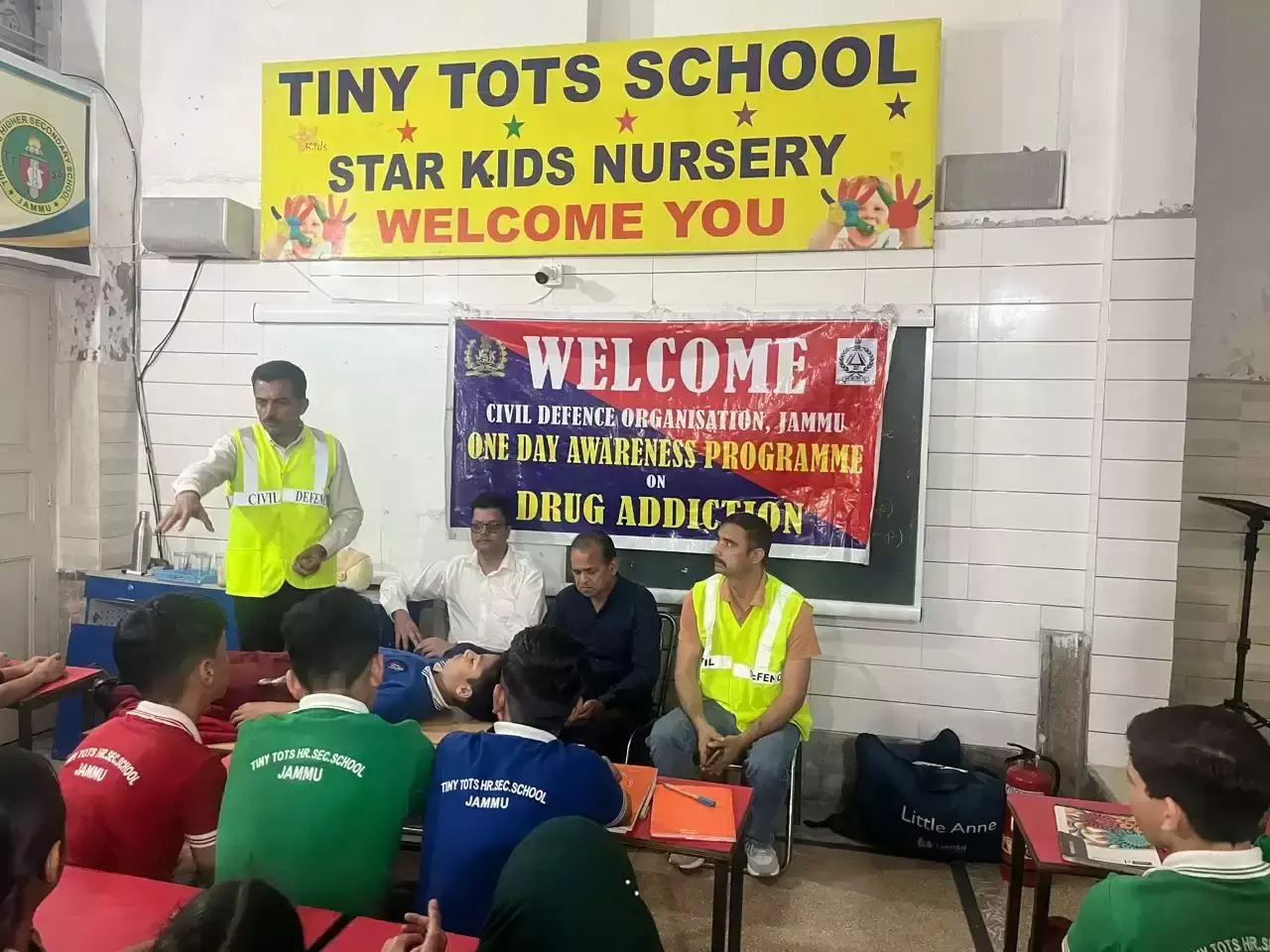 Jammu: स्कूल में सुरक्षा जागरूकता कार्यक्रम आयोजित Jammu: स्कूल में सुरक्षा जागरूकता कार्यक्रम आयोजित