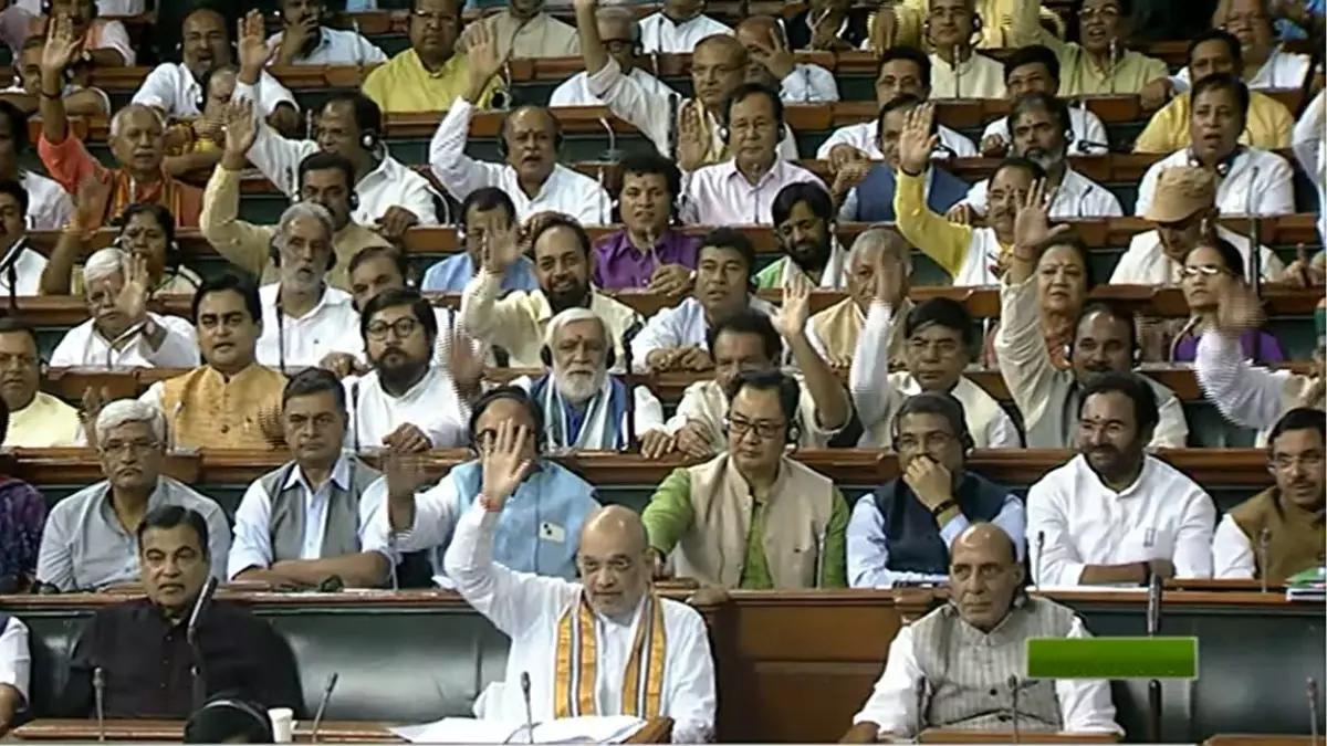 Hansi: लोकसभा में बिल न पास होने पर सियासी घमासान Hansi: लोकसभा में बिल न पास होने पर सियासी घमासान
