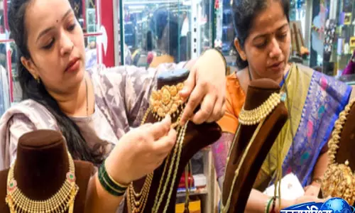 अक्षय तृतीया पर सोने की बिक्री ₹20,000 करोड़ के पार, कीमतें ₹1.58 लाख प्रति 10 ग्राम पर, खरीदारी का ट्रेंड बदला अक्षय तृतीया पर सोने की बिक्री ₹20,000 करोड़ के पार, कीमतें ₹1.58 लाख प्रति 10 ग्राम पर, खरीदारी का ट्रेंड बदला