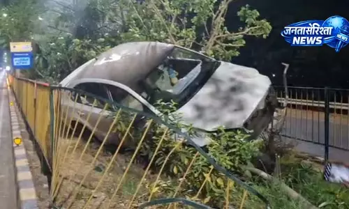 नवा रायपुर में कार डिवाइडर से जा टकराई नवा रायपुर में कार डिवाइडर से जा टकराई