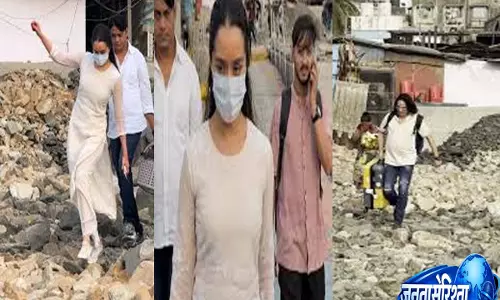राहुल रॉय और श्रद्धा कपूर वर्सोवा जेट्टी पर चट्टानों से भरे रास्ते से गुज़रे, सुरक्षा को लेकर चिंता बढ़ी राहुल रॉय और श्रद्धा कपूर वर्सोवा जेट्टी पर चट्टानों से भरे रास्ते से गुज़रे, सुरक्षा को लेकर चिंता बढ़ी
