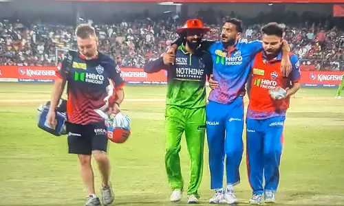 RCB vs DC मैच के दौरान अक्षर पटेल घायल हो गए RCB vs DC मैच के दौरान अक्षर पटेल घायल हो गए