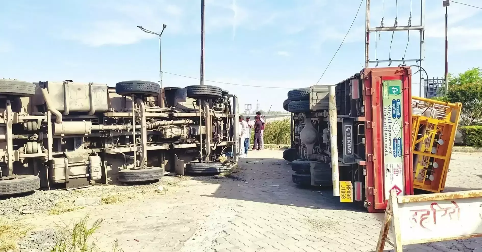 Ujjain: तेज रफ्तार ट्रक अनियंत्रित होकर पलटा