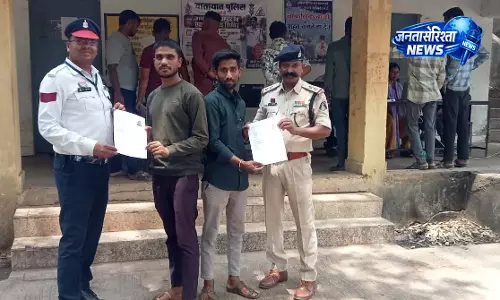 वाहनों के दस्तावेज बनवाने उमड़ी लोगों की भीड़ वाहनों के दस्तावेज बनवाने उमड़ी लोगों की भीड़
