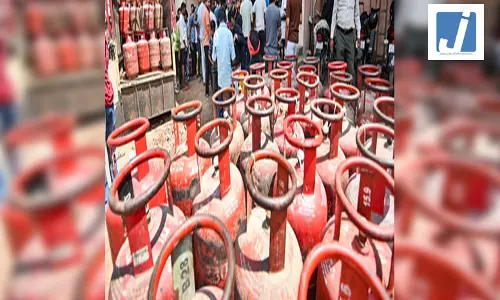 LPG की कालाबाजारी रैकेट का भंडाफोड़, 57 सिलेंडर जब्त, एक गिरफ्तार LPG की कालाबाजारी रैकेट का भंडाफोड़, 57 सिलेंडर जब्त, एक गिरफ्तार