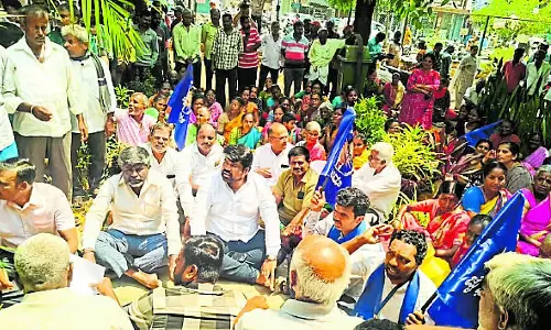 Karnataka : जक्कासंद्रा के ग्रामीणों ने विरोध प्रदर्शन किया Karnataka : जक्कासंद्रा के ग्रामीणों ने विरोध प्रदर्शन किया