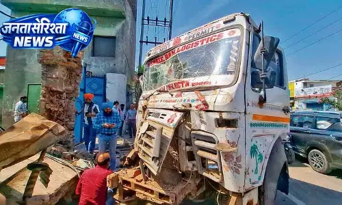 Ludhiana: तेज़ रफ़्तार ट्रक फैक्टरी की दीवार से टकराया