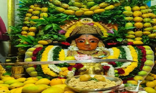 अक्षय तृतीया के अवसर पर मुंबादेवी मंदिर में आम्र महोत्सव की धूम, रसीले आमों से किया गया मां का शृंगार