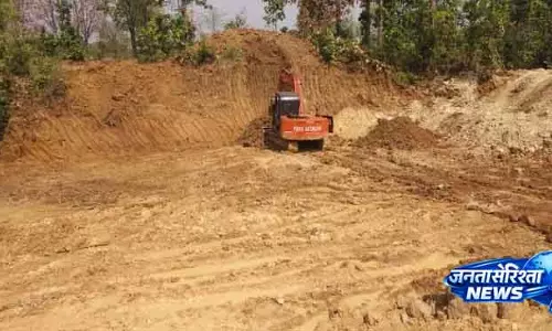 Odisha: तहसीलदार पर एंटी-माइनिंग ऑपरेशन में ट्रैक्टर से हमला Odisha: तहसीलदार पर एंटी-माइनिंग ऑपरेशन में ट्रैक्टर से हमला