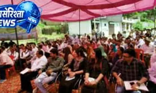 Kathua DC ने लोगों से मिलकर स्थानीय मुद्दों के समाधान का भरोसा जताया Kathua DC ने लोगों से मिलकर स्थानीय मुद्दों के समाधान का भरोसा जताया