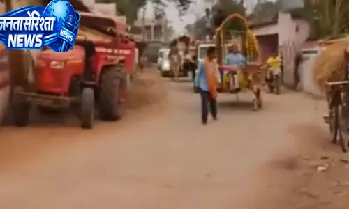 बैलगाड़ियों में बाराती लेकर पहुंचा दूल्हा, ये सादगी लोगों को भा रहा बैलगाड़ियों में बाराती लेकर पहुंचा दूल्हा, ये सादगी लोगों को भा रहा