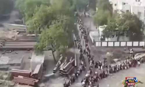 Surat उधना स्टेशन पर भारी भीड़, अफरा-तफरी, 7,000 से ज्यादा यात्री पहुंचे Surat उधना स्टेशन पर भारी भीड़, अफरा-तफरी, 7,000 से ज्यादा यात्री पहुंचे