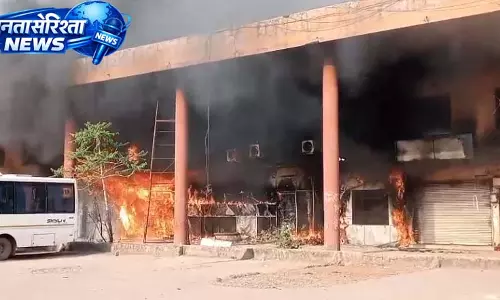 रायपुर के पंडरी पुराना बस स्टैंड में लगी भीषण आग, देखें VIDEO...