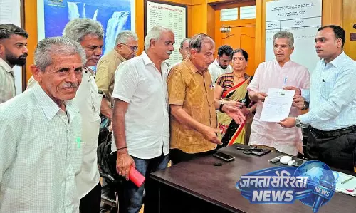 Karnataka : अवैध खनन के खिलाफ आक्रोश Karnataka : अवैध खनन के खिलाफ आक्रोश
