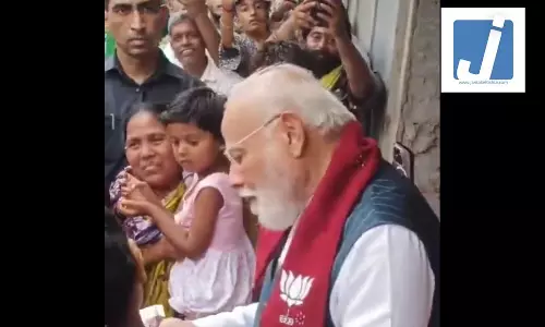 झालमुड़ी की दुकान पर रुके PM...पीएम मोदी का काफिला रुकते ही लोगों की भीड़ इकट्ठा हुई झालमुड़ी की दुकान पर रुके PM...पीएम मोदी का काफिला रुकते ही लोगों की भीड़ इकट्ठा हुई