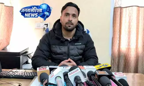 Lal Chowk में फायरमैन की सतर्कता से बड़ा हादसा टला Lal Chowk में फायरमैन की सतर्कता से बड़ा हादसा टला