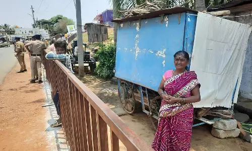 Karnataka : मुख्यमंत्री के रानीबेन्नूर आगमन पर सड़क किनारे की दुकानें बंद Karnataka : मुख्यमंत्री के रानीबेन्नूर आगमन पर सड़क किनारे की दुकानें बंद