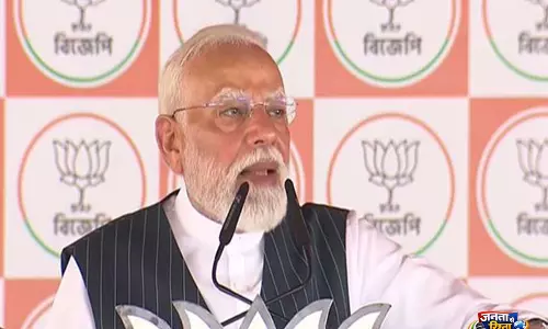 लोकसभा में संविधान संशोधन विधेयक गिरने के बाद PM मोदी ने CM ममता पर साधा निशाना लोकसभा में संविधान संशोधन विधेयक गिरने के बाद PM मोदी ने CM ममता पर साधा निशाना