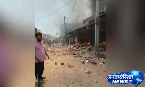 Hyderabad: बालापुर के स्क्रैप गोदाम में आग लगने से लोग दहशत में Hyderabad: बालापुर के स्क्रैप गोदाम में आग लगने से लोग दहशत में