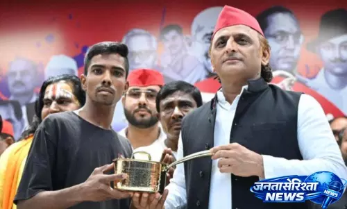 अखिलेश यादव के चाय पीने पर UP अधिकारियों ने वेंडर को परेशान किया अखिलेश यादव के चाय पीने पर UP अधिकारियों ने वेंडर को परेशान किया