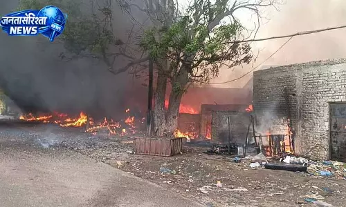 Jalandhar में स्क्रैप गोदाम में आग, प्रवासी फंसे