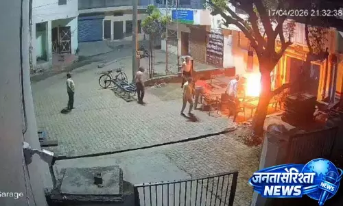 UP: जातिवादी गाली-गलौज से आहत दलित युवक ने खुद को आग लगाई, आरोपी गिरफ्तार UP: जातिवादी गाली-गलौज से आहत दलित युवक ने खुद को आग लगाई, आरोपी गिरफ्तार